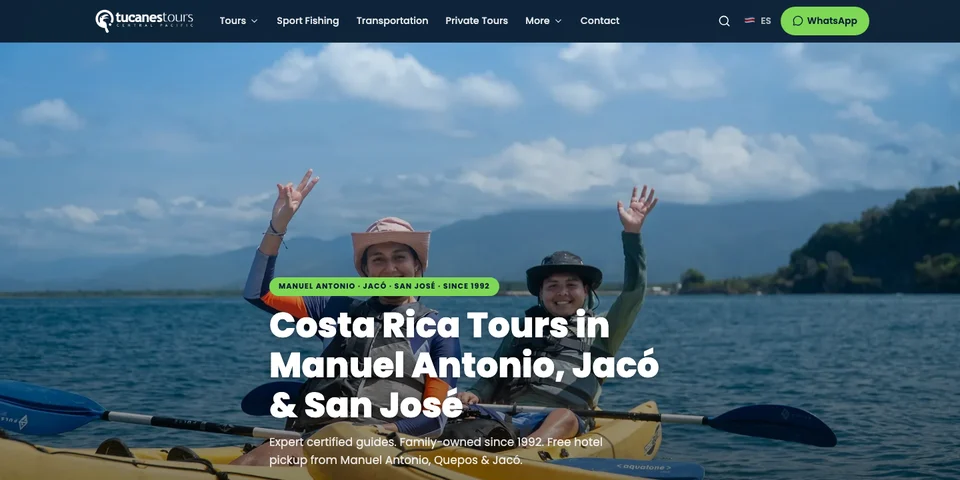 Página de inicio de Tucanes Tours con visitantes saludando desde un bote